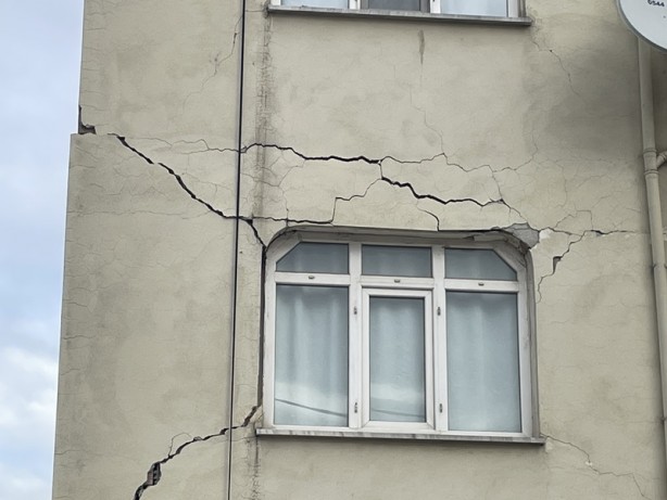 Foto - Düzce'de binalarında hasar oluşan vatandaşlar depremi anlattı: Çok şükür canımızı kurtardık ama...