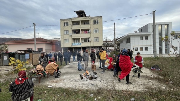 Foto - Düzce'de binalarında hasar oluşan vatandaşlar depremi anlattı: Çok şükür canımızı kurtardık ama...