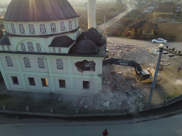 Foto - Düzce'de depremde hasar gören konutların yıkımı sürüyor