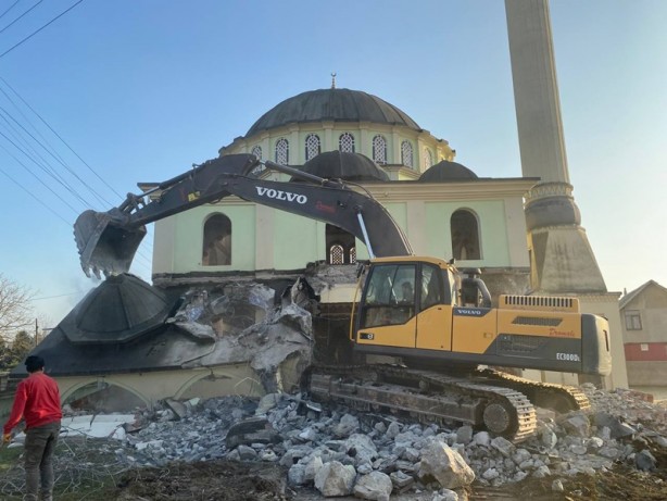 Foto - Düzce'de depremde hasar gören konutların yıkımı sürüyor