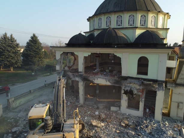 Foto - Düzce'de depremde hasar gören konutların yıkımı sürüyor