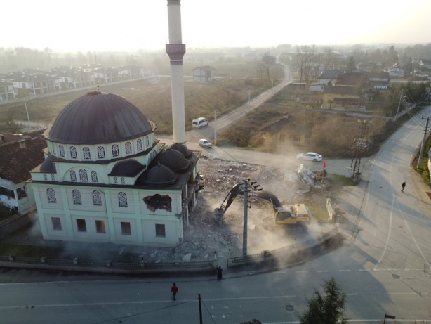 Foto - Düzce'de depremde hasar gören konutların yıkımı sürüyor