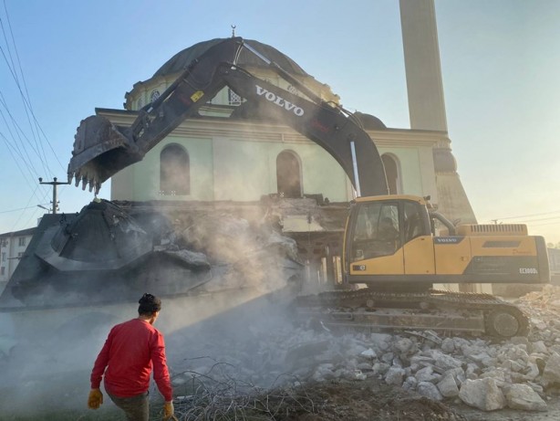 Düzce'de depremde hasar gören konutların yıkımı sürüyor