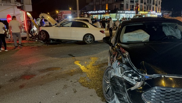 Düzce’de ışıklı kavşakta 2 araç çarpıştı