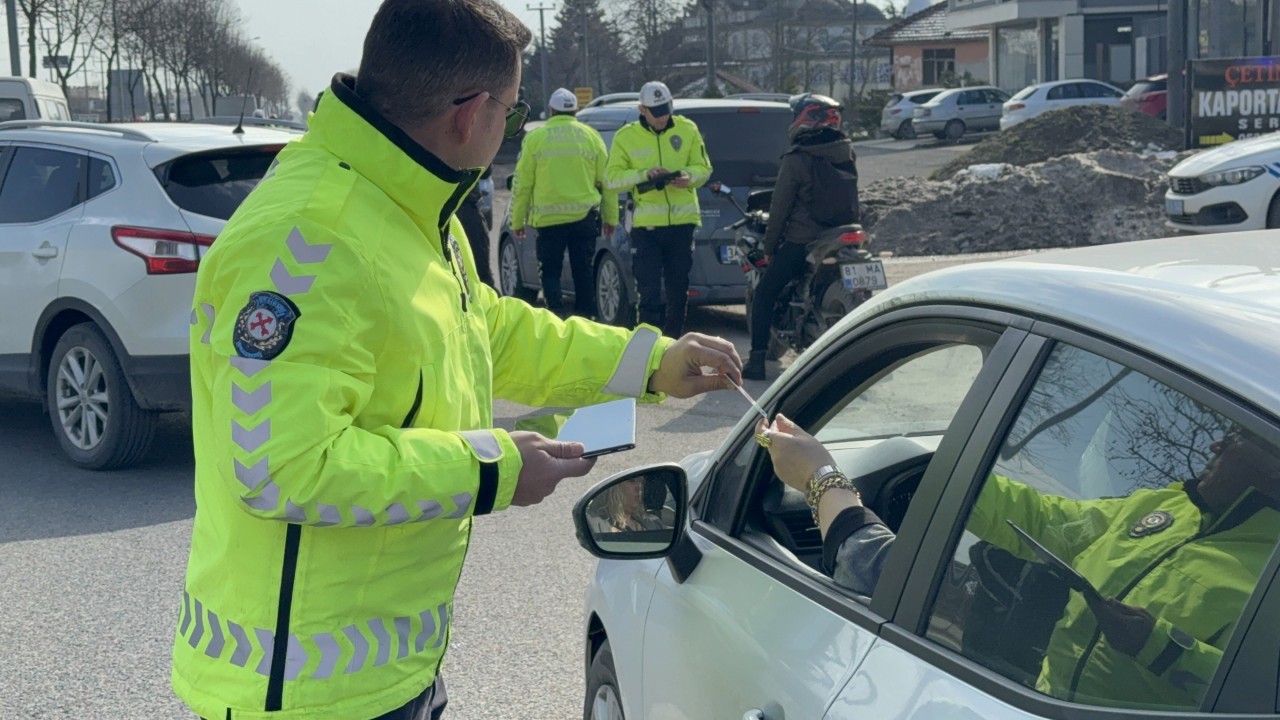 Foto - Düzce'de Polislerden Ani Denetim! Kurallara Uymayanlar Yandı