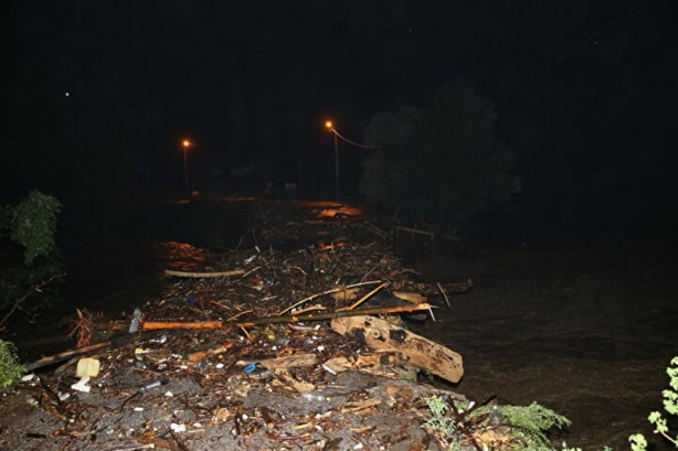 Foto - Düzce'de sel felaketi! 9 köy yolu kapandı 17 ev boşaltıldı