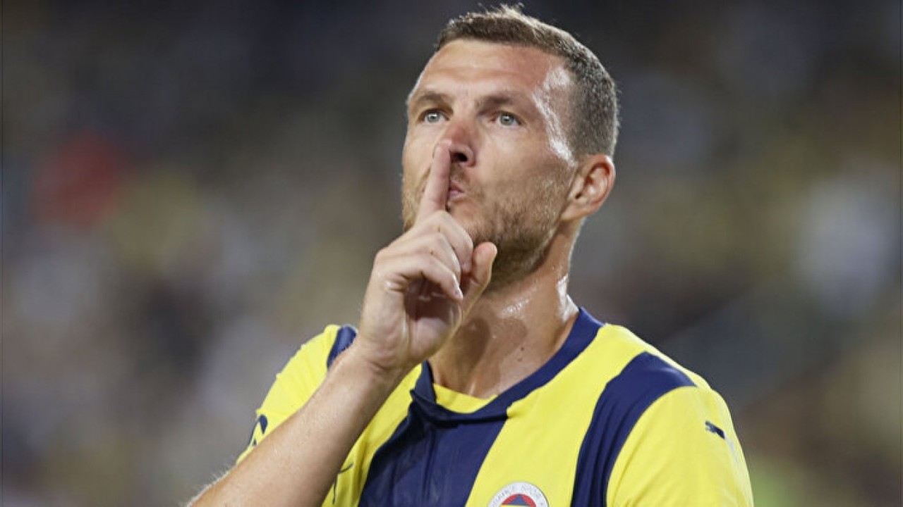 Foto - Dzeko da 'yapı'ya işaret etti, Galatasaraylıları kızdırdı! Ligi 6 puan önde de bitirsek ikinci olurduk