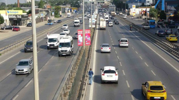 Foto - E-5'te yürüyen adamın hikayesi yürek burktu!