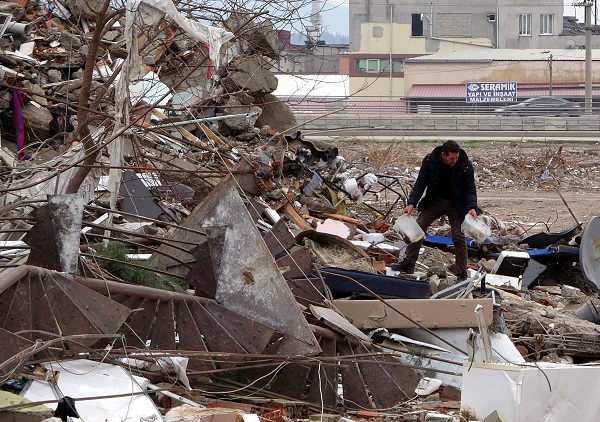 Foto - Ebrar Sitesi yüzlerce kişiye mezar oldu! Enkaz alanında en acı arayış