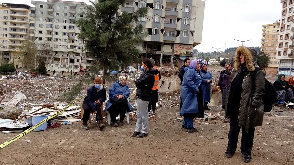 Foto - Ebrar Sitesi yüzlerce kişiye mezar oldu! Enkaz alanında en acı arayış