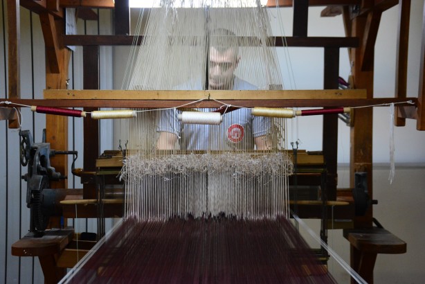 Asırlık makinelerle kabe örtüsü üretildi