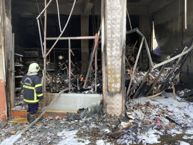 Foto - Ecza deposunda yangın