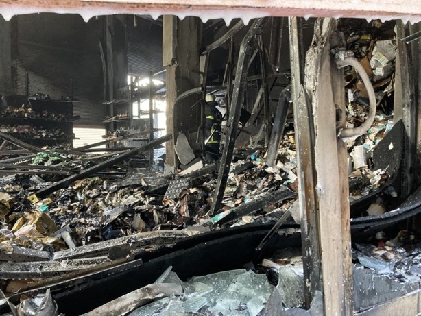 Foto - Ecza deposunda yangın