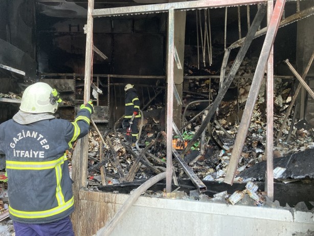 Foto - Ecza deposunda yangın