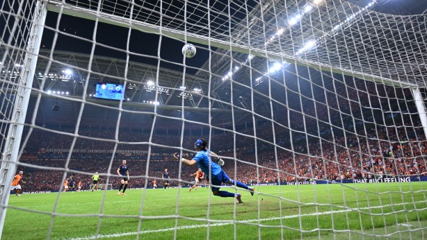 Foto - Edepsiz kaleci Kamil Grabara'nın ağzının payı verildi! Helal olsun sana Tete... 