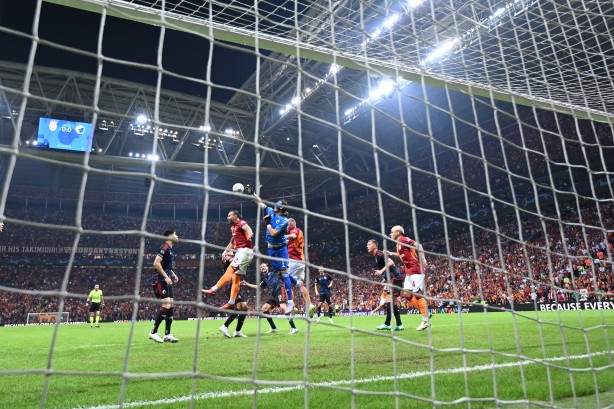 Foto - Edepsiz kaleci Kamil Grabara'nın ağzının payı verildi! Helal olsun sana Tete... 