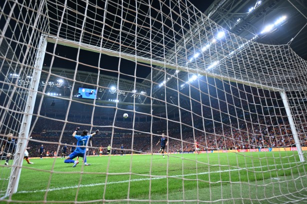 Foto - Edepsiz kaleci Kamil Grabara'nın ağzının payı verildi! Helal olsun sana Tete... 