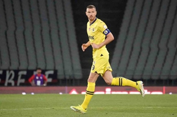 Foto - Edin Dzeko’dan şok hareket! Birer birer engelledi