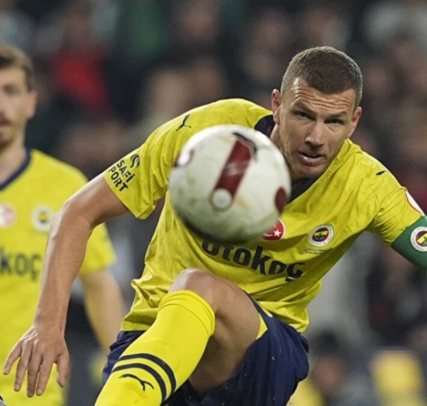 Foto - Edin Dzeko’dan şok hareket! Birer birer engelledi