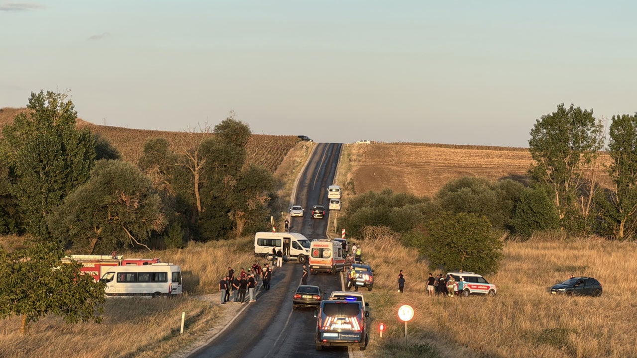 Edirne'de korku dolu anlar! Servis aracına çarptı, tarlaya savruldu