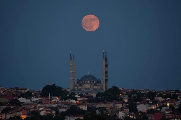 Edirne’de Selimiye Camii ve dolunay görsel şölen oluşturdu