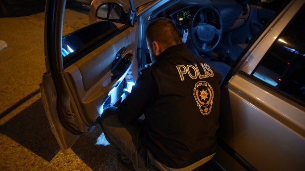 Foto - Edirne'de şok uygulamada didik didik aranan araçlarda silahlar ele geçirildi
