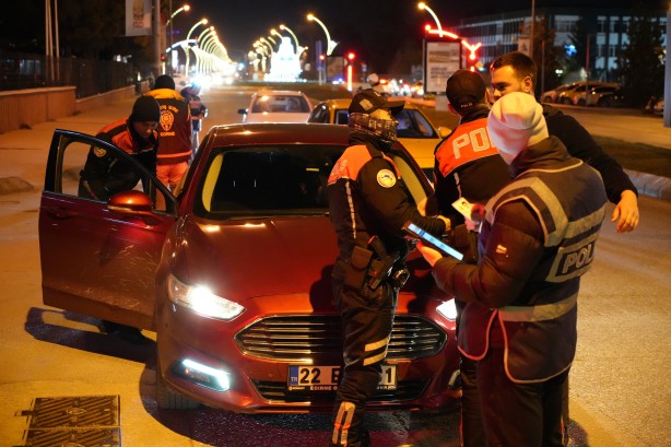 Foto - Edirne'de şok uygulamada didik didik aranan araçlarda silahlar ele geçirildi