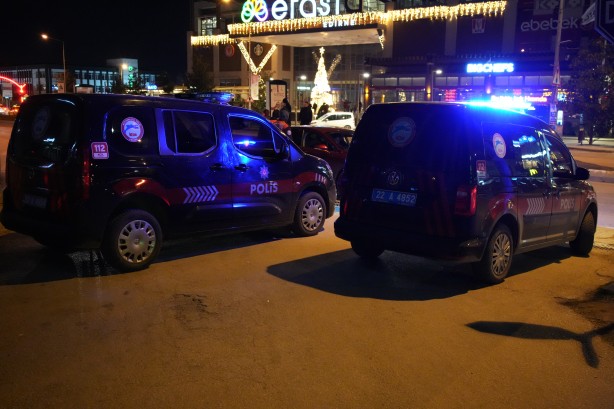 Foto - Edirne'de şok uygulamada didik didik aranan araçlarda silahlar ele geçirildi
