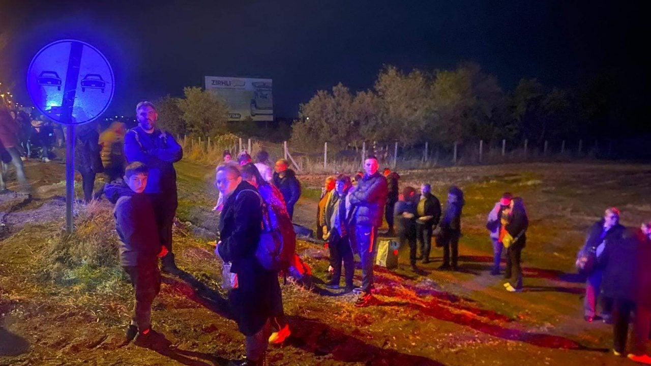 Foto - Edirne’de turistleri taşıyan otobüs TIR’a çarptı: 10 yaralı