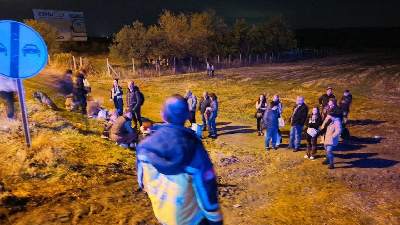 Foto - Edirne’de turistleri taşıyan otobüs TIR’a çarptı: 10 yaralı