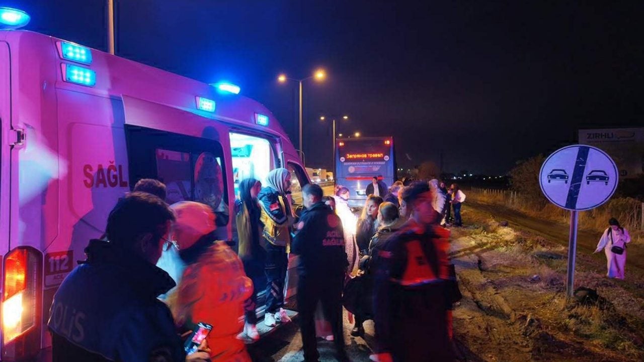 Foto - Edirne’de turistleri taşıyan otobüs TIR’a çarptı: 10 yaralı