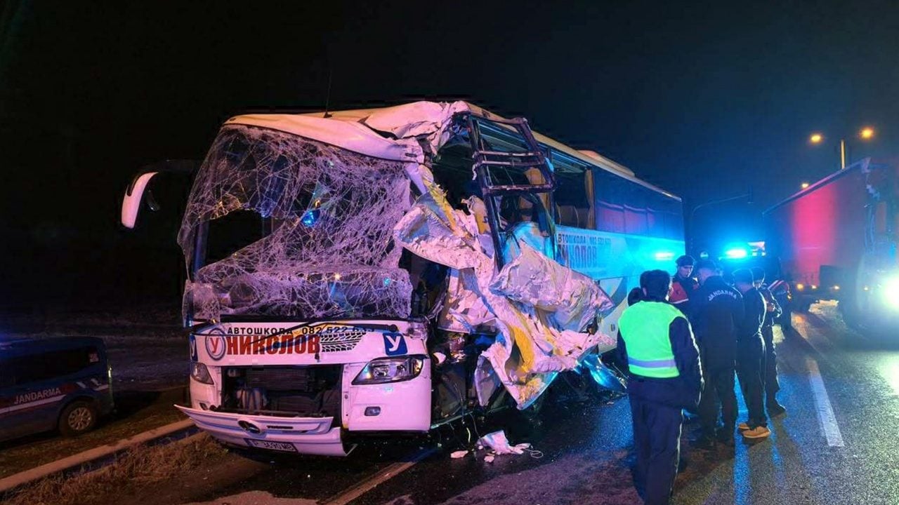 Edirne’de turistleri taşıyan otobüs TIR’a çarptı: 10 yaralı