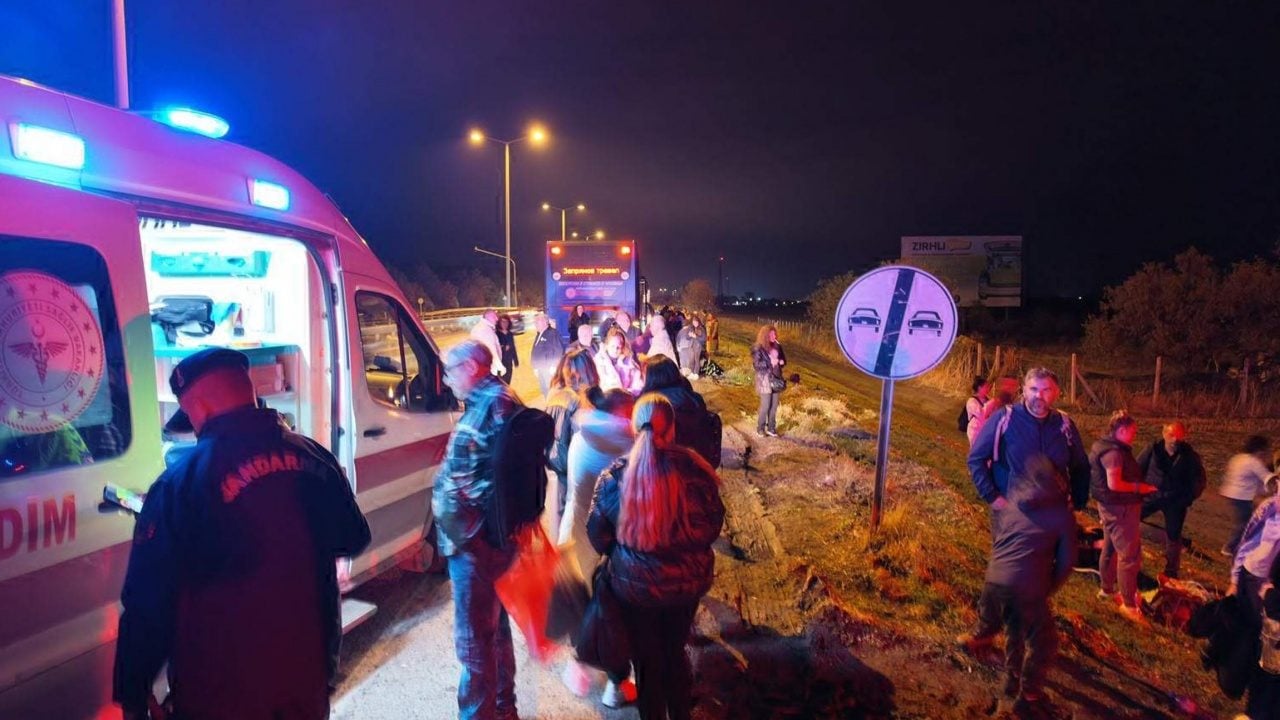 Foto - Edirne’de turistleri taşıyan otobüs TIR’a çarptı: 10 yaralı