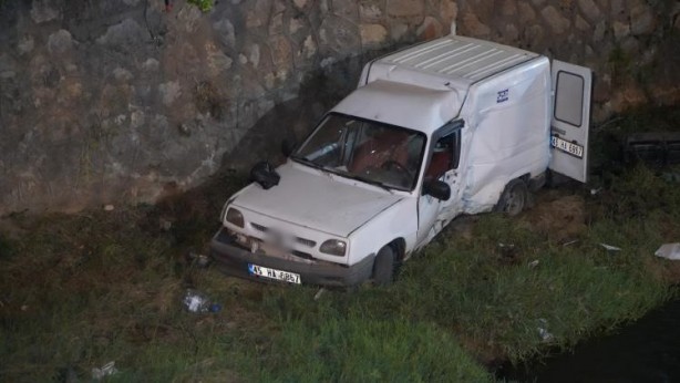 Foto - EDS panosuna çarpan araç dereye yuvarlandı, alkollü sürücü ağır yaralandı