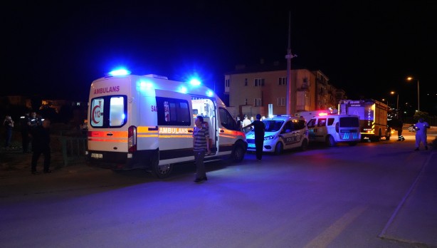 Foto - EDS panosuna çarpan araç dereye yuvarlandı, alkollü sürücü ağır yaralandı