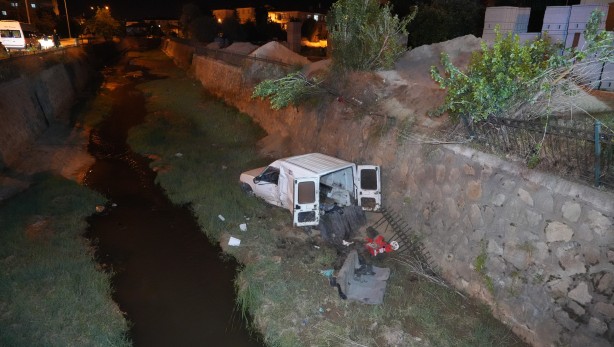 Foto - EDS panosuna çarpan araç dereye yuvarlandı, alkollü sürücü ağır yaralandı