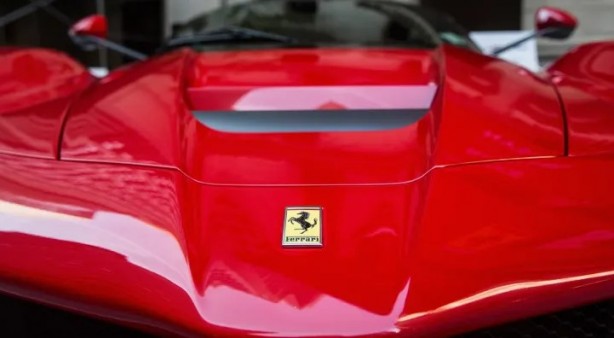 Foto - Efsane geri döndü! Ferrari yeni modelini tanıttı
