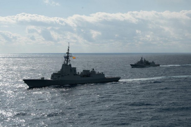 Foto - Ege'de büyük kriz! Türk gemileri ile karşı karşıya geldiler... Jetler havalandı