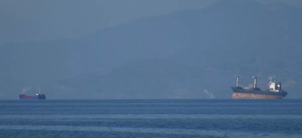 Foto - Bölgede hareketli saatler! Gemiler çarpıştı: Yunanistan'ın teklifini reddedip Türkiye'ye geçtiler
