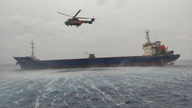 Foto - Bölgede hareketli saatler! Gemiler çarpıştı: Yunanistan'ın teklifini reddedip Türkiye'ye geçtiler