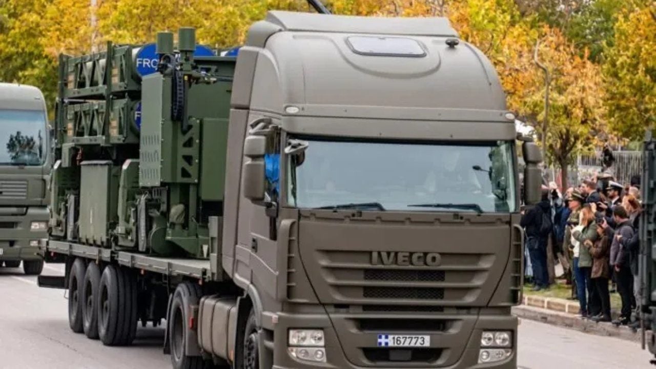 Foto - Ege’de "Topunuz gelin" dedirten hamle! Yunanistan, İsrail’in füze ve kalkan sistemlerini sokaklara indirdi