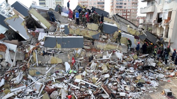 Foto - Eğer bu iddia doğrusuysa idam edin! Depremde hayatını kaybeden kişiye yaptığı isyan ettirdi