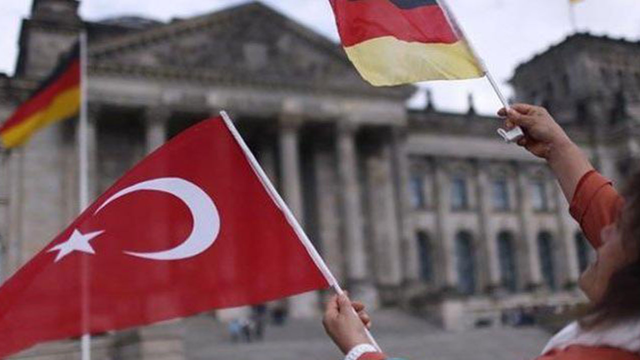 Foto - Duyan 'inşallah doğru değildir' diyor! Maraş depremi sonrası Almanya'ya giden Türklerden şaşırtan talep