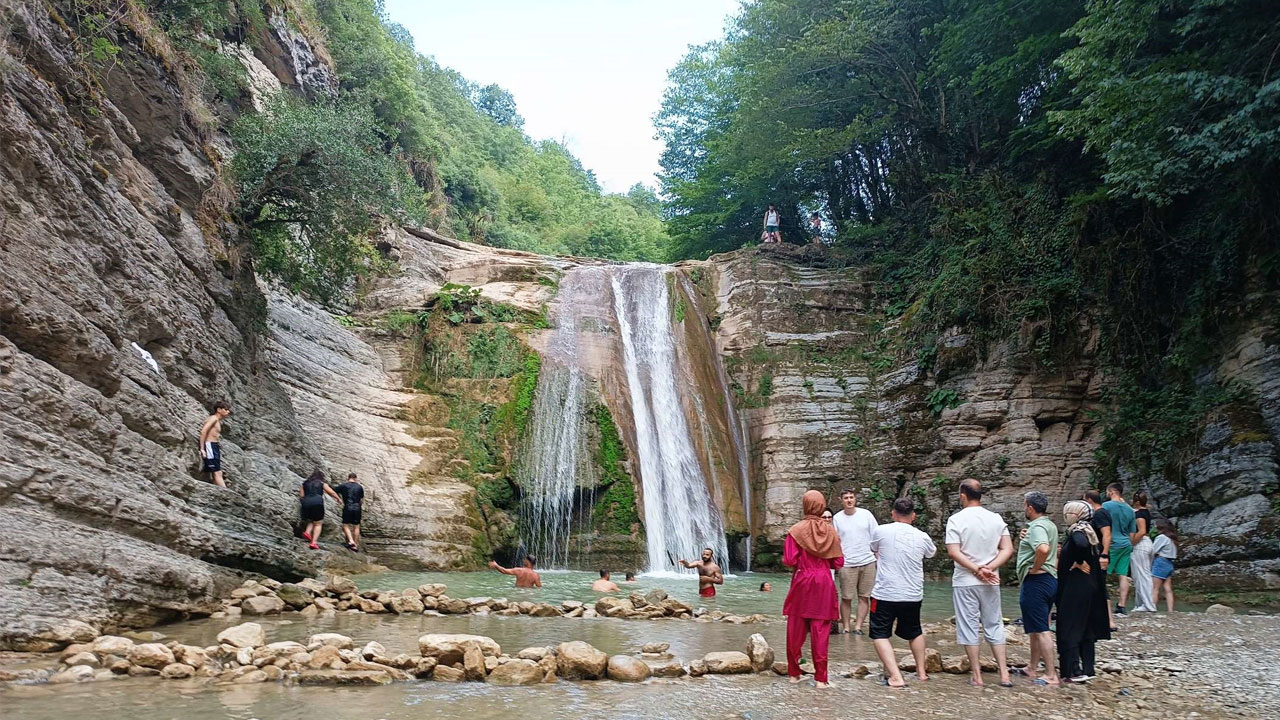 Foto - Eğlenceyi abarttılar! Serinlemek uğruna canlarını hiçe sayıyorlar