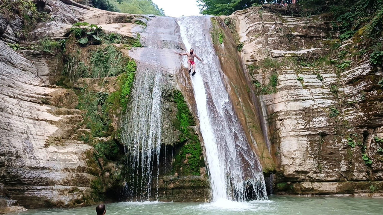 Eğlenceyi abarttılar! Serinlemek uğruna canlarını hiçe sayıyorlar