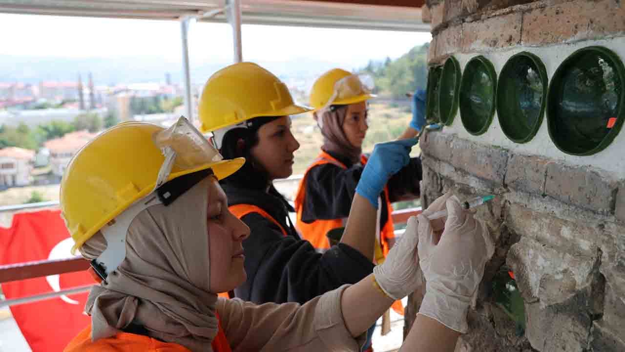 Eğri minareli Sivas Ulu Cami'de restorasyon: Yeşil çanakların sırrı çözüldü