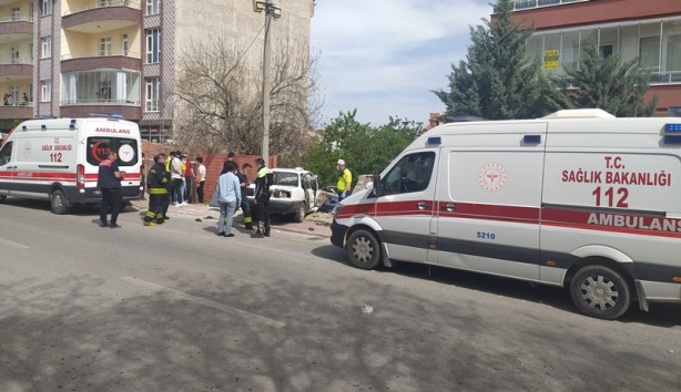 Foto - Ehliyetsiz araç kullandı, duvara çarptı! Araçta sıkıştılar