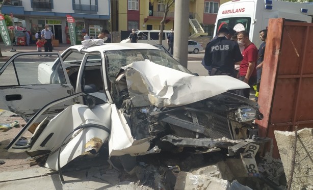 Foto - Ehliyetsiz araç kullandı, duvara çarptı! Araçta sıkıştılar