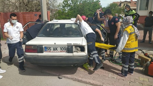 Ehliyetsiz araç kullandı, duvara çarptı! Araçta sıkıştılar