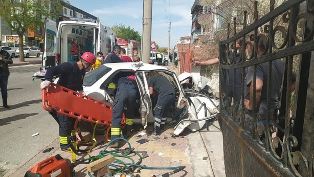 Foto - Ehliyetsiz araç kullandı, duvara çarptı! Araçta sıkıştılar